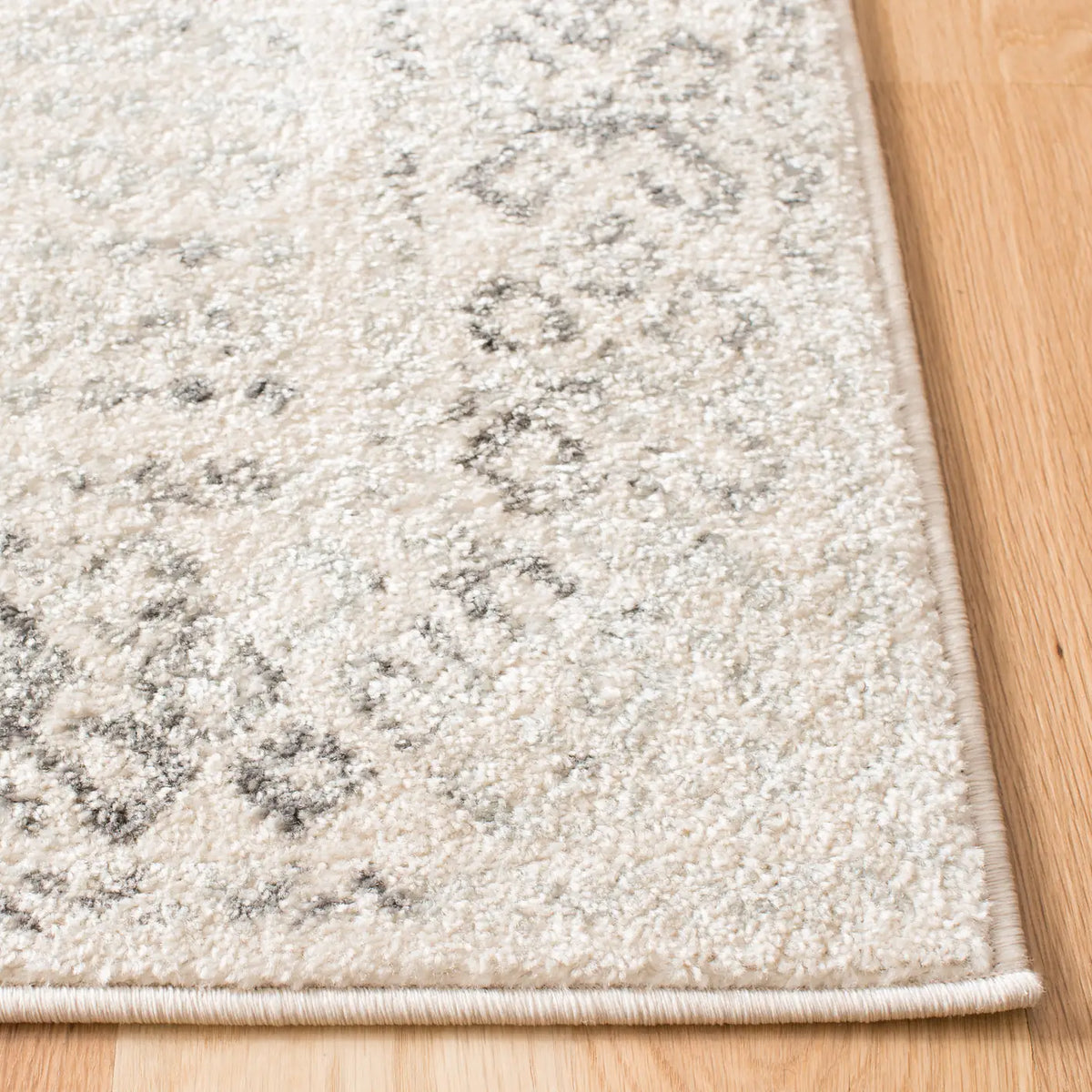 Safavieh Tulum 4'-0" x 6'-0" Rug in Ivory / Grey