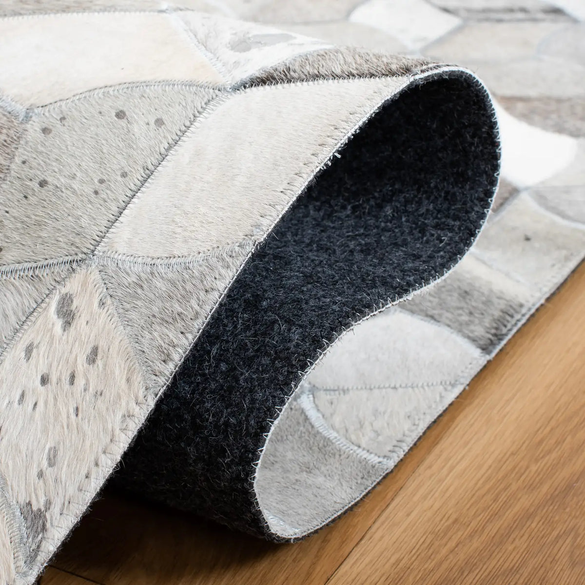 Safavieh Studio Leather 4'-0" x 6'-0" Rug in Ivory / Grey