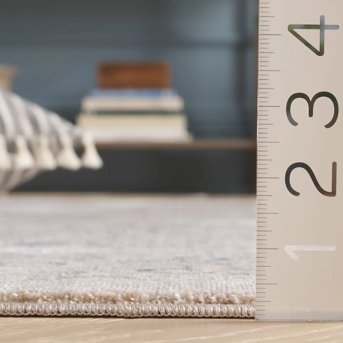 Safavieh Sutton 5'-0" x 8'-0" Rug in Beige / Navy