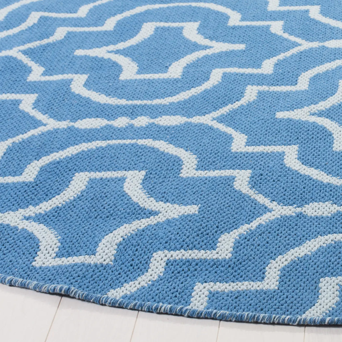 Safavieh Montauk 6'-0" x 6'-0" Rug in Blue / Ivory