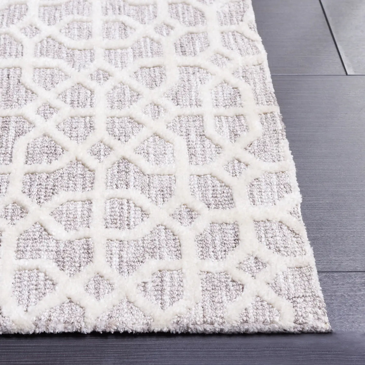 Safavieh Audrey 4'-0" x 6'-0" Rug in Light Grey / Beige