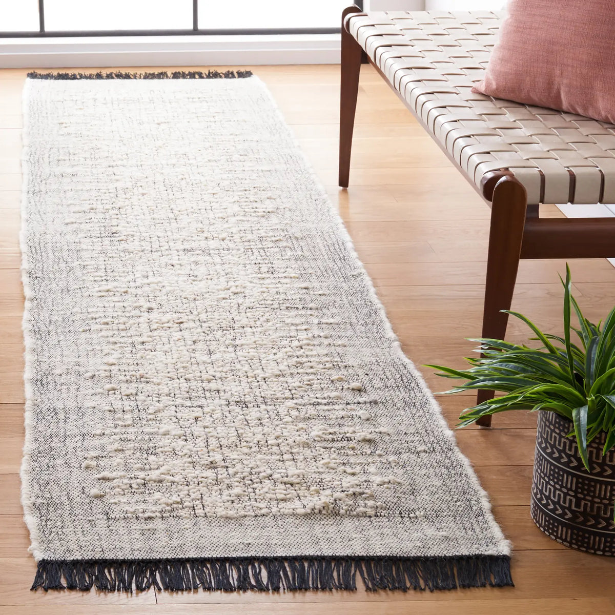 Safavieh Natura 2'-3" x 9'-0" Rug in Ivory / Black