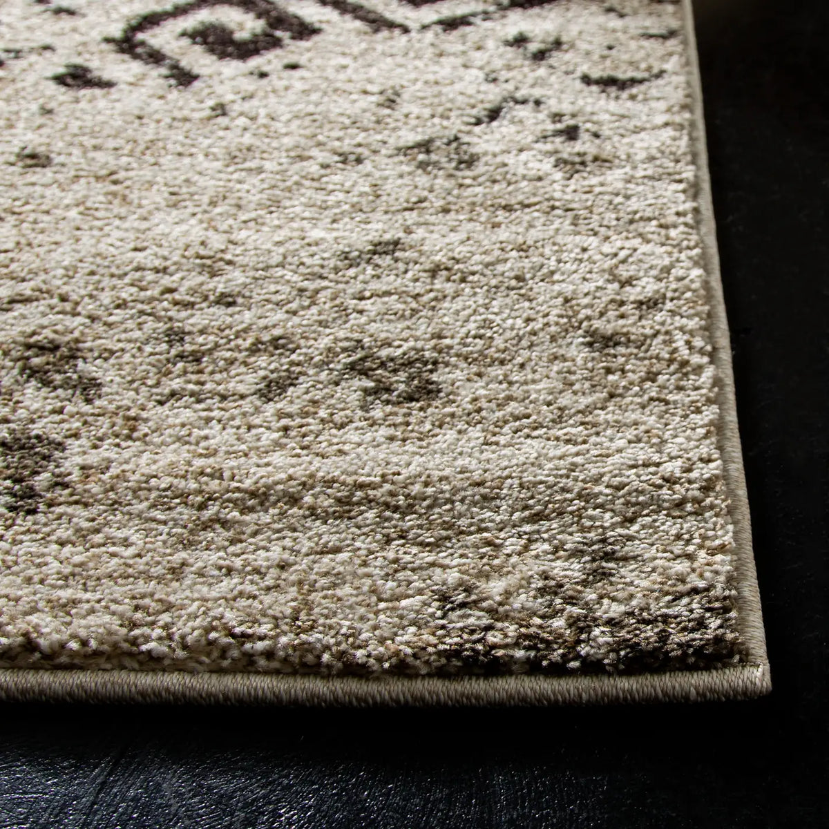 Safavieh Retro 5'-3" x 8'-0" Rug in Creme / Brown