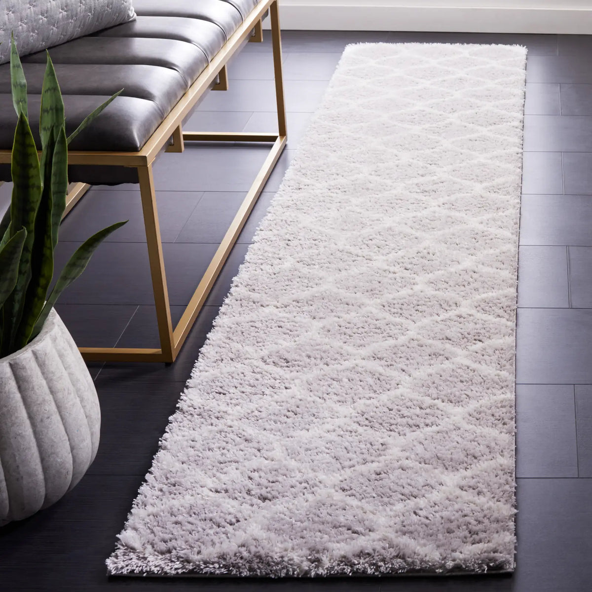 Safavieh Tahoe Shag 2'-0" x 9'-0" Rug in Light Grey / White