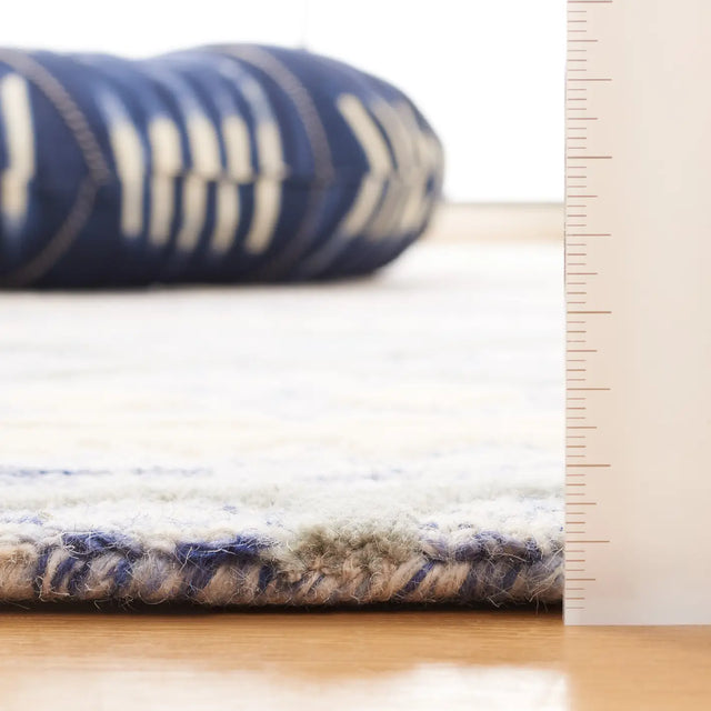 Safavieh Glamour 5'-0" x 8'-0" Rug in Blue / Ivory