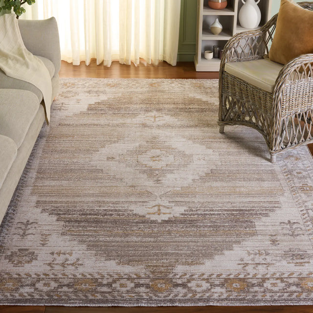 Safavieh Hazel 500 4'-0" x 6'-0" Rug in Beige / Ivory