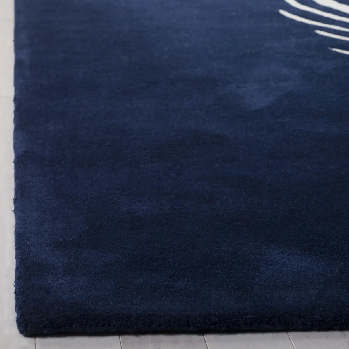 Safavieh Soho 3'-6" x 5'-6" Rug in Navy / Ivory