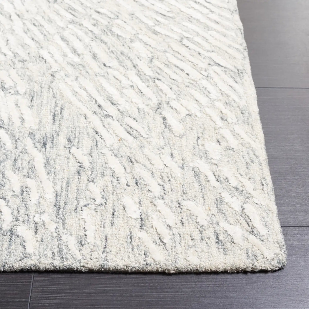 Safavieh Soho 4'-0" x 6'-0" Rug in Grey / Ivory