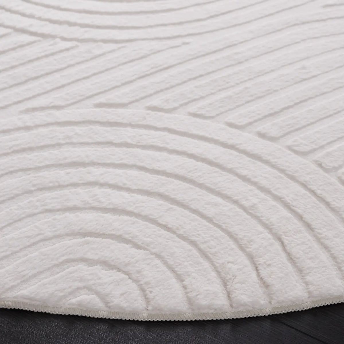Safavieh Faux Rabbit Fur 800 6'-0" x 6'-0" Rug in Ivory