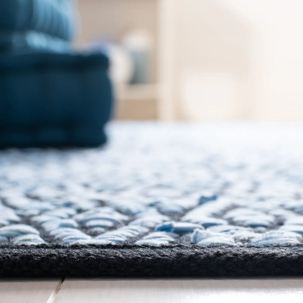 Safavieh Montauk 4'-0" x 6'-0" Rug in Green / Black