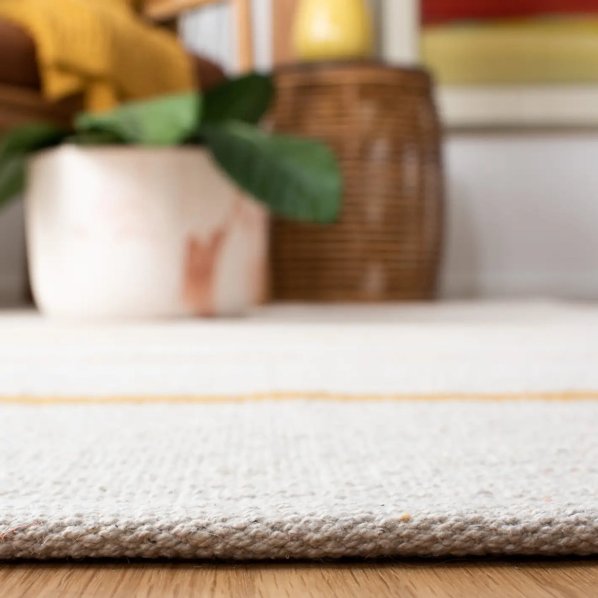 Safavieh Montauk 4'-0" x 6'-0" Rug in Ivory / Gold
