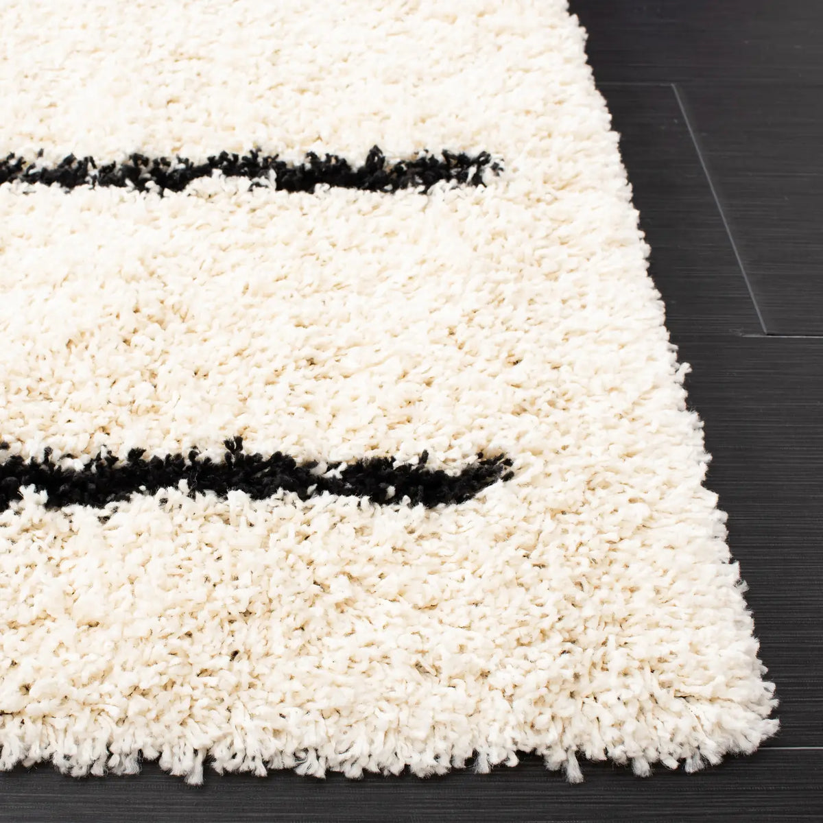 Safavieh Venus Shag 600 4'-0" x 6'-0" Rug in Ivory / Black