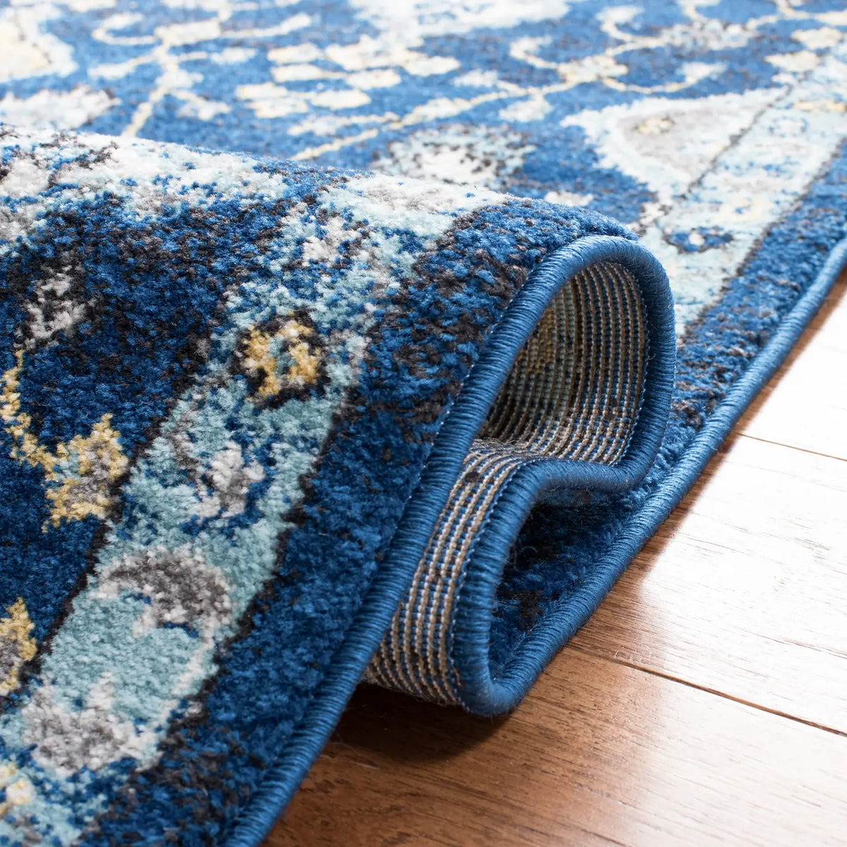 Safavieh Evoke 4'-0" x 6'-0" Rug in Royal / Ivory