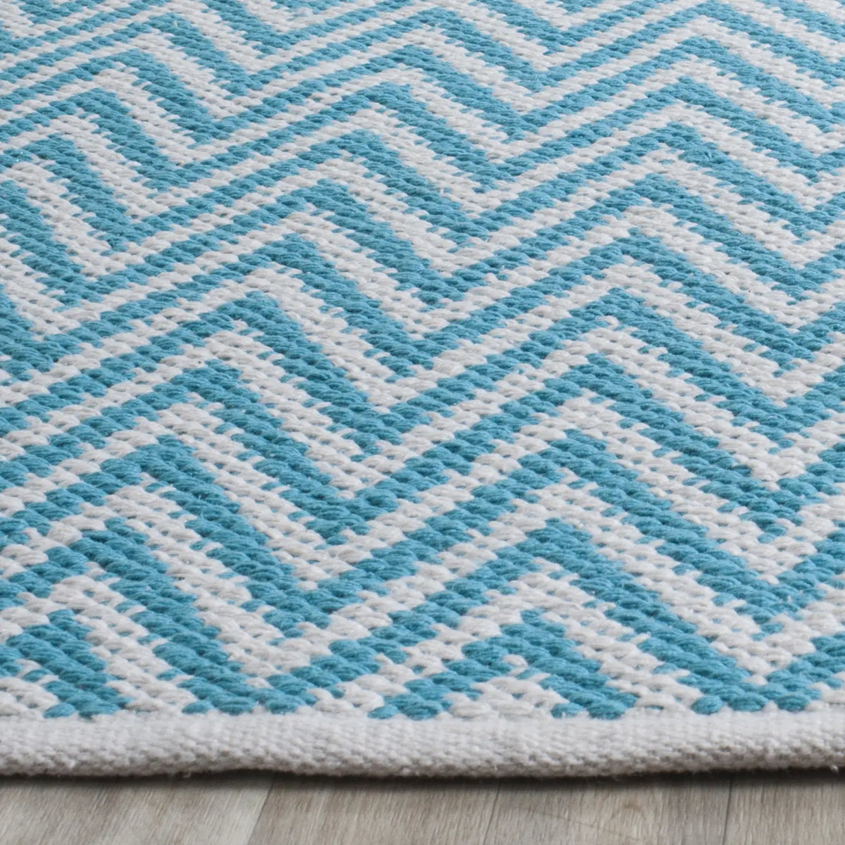 Safavieh Montauk 8'-0" x 10'-0" Rug in Turquoise / Ivory