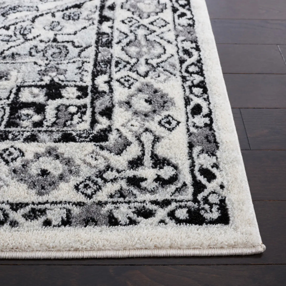 Safavieh Tulum 4'-0" x 6'-0" Rug in Ivory / Black