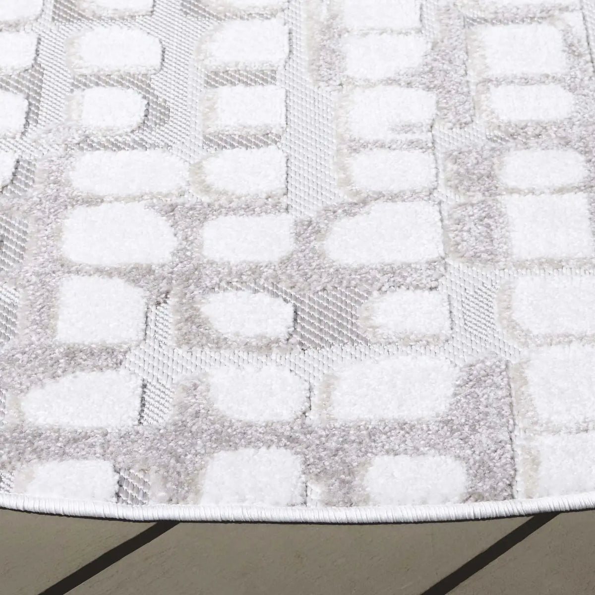 Safavieh Stella 6'-7" x 6'-7" Rug in Ivory / Beige