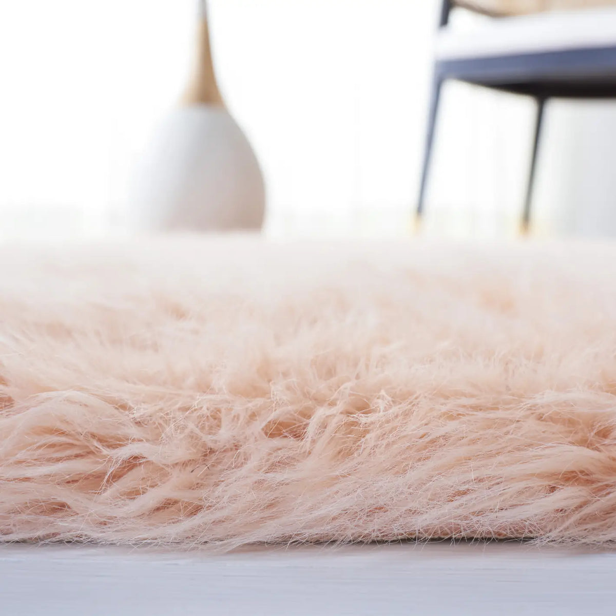 Safavieh Faux Sheep Skin 4'-0" x 6'-0" Rug in Light Pink