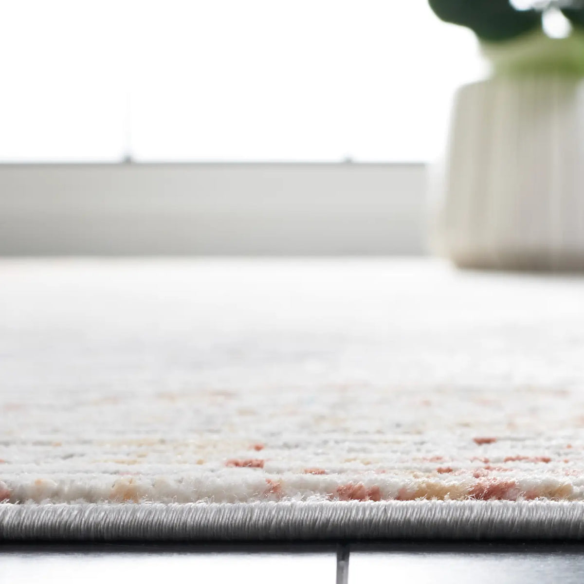 Safavieh Vogue 4'-0" x 6'-0" Rug in Beige / Blue Rust