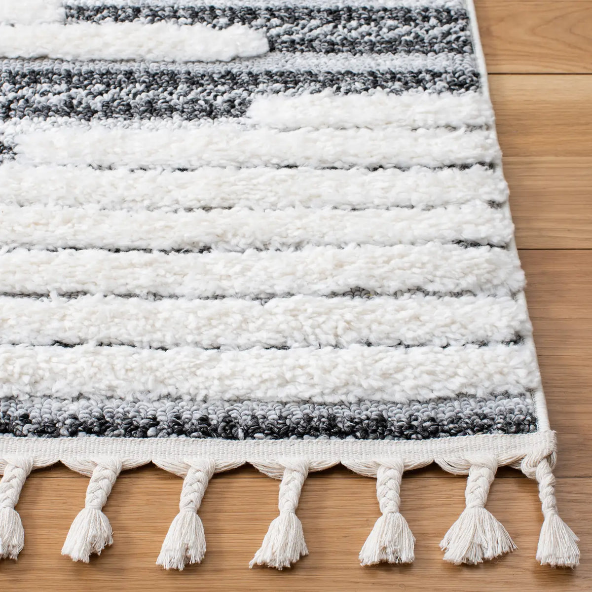 Safavieh Moroccan Tassel Shag 4'-0" x 6'-0" Rug in Dark Grey / Ivory