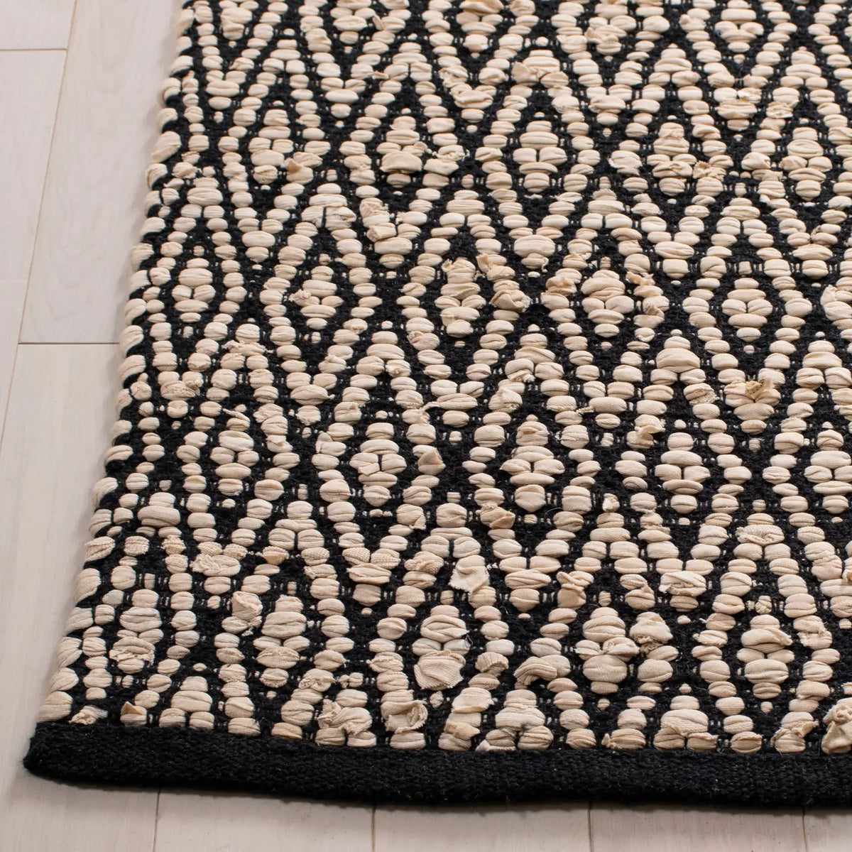 Safavieh Montauk 4'-0" x 6'-0" Rug in Beige / Black