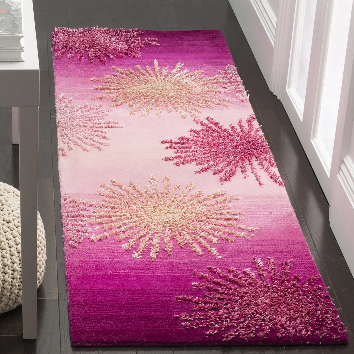 Safavieh Soho 2'-6" x 8'-0" Rug in Pink