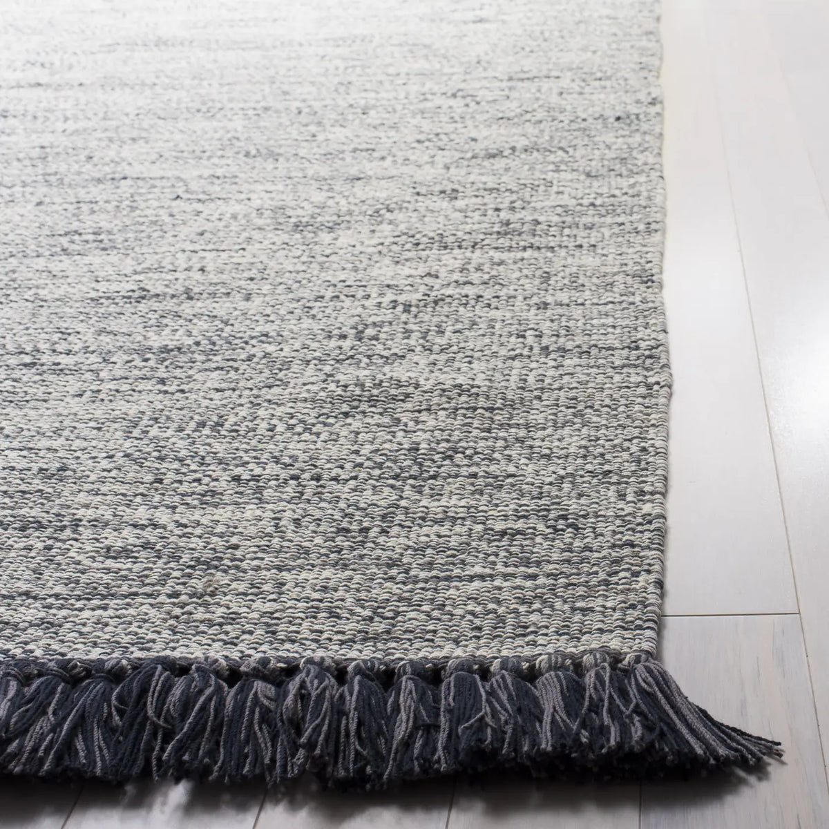 Safavieh Montauk 5'-0" x 8'-0" Rug in Grey
