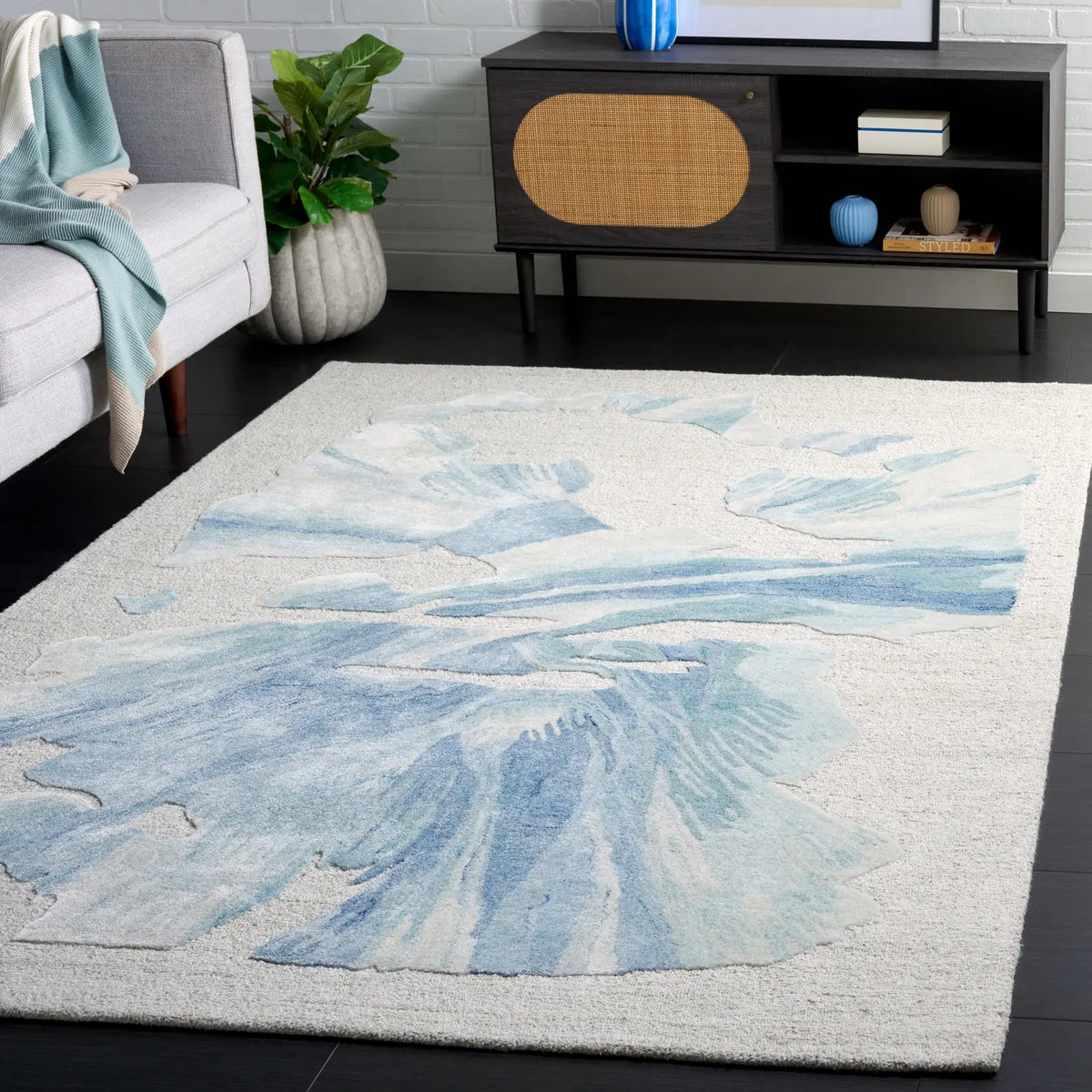 Safavieh Fifth Avenue 4'-0" x 6'-0" Rug in Beige / Blue