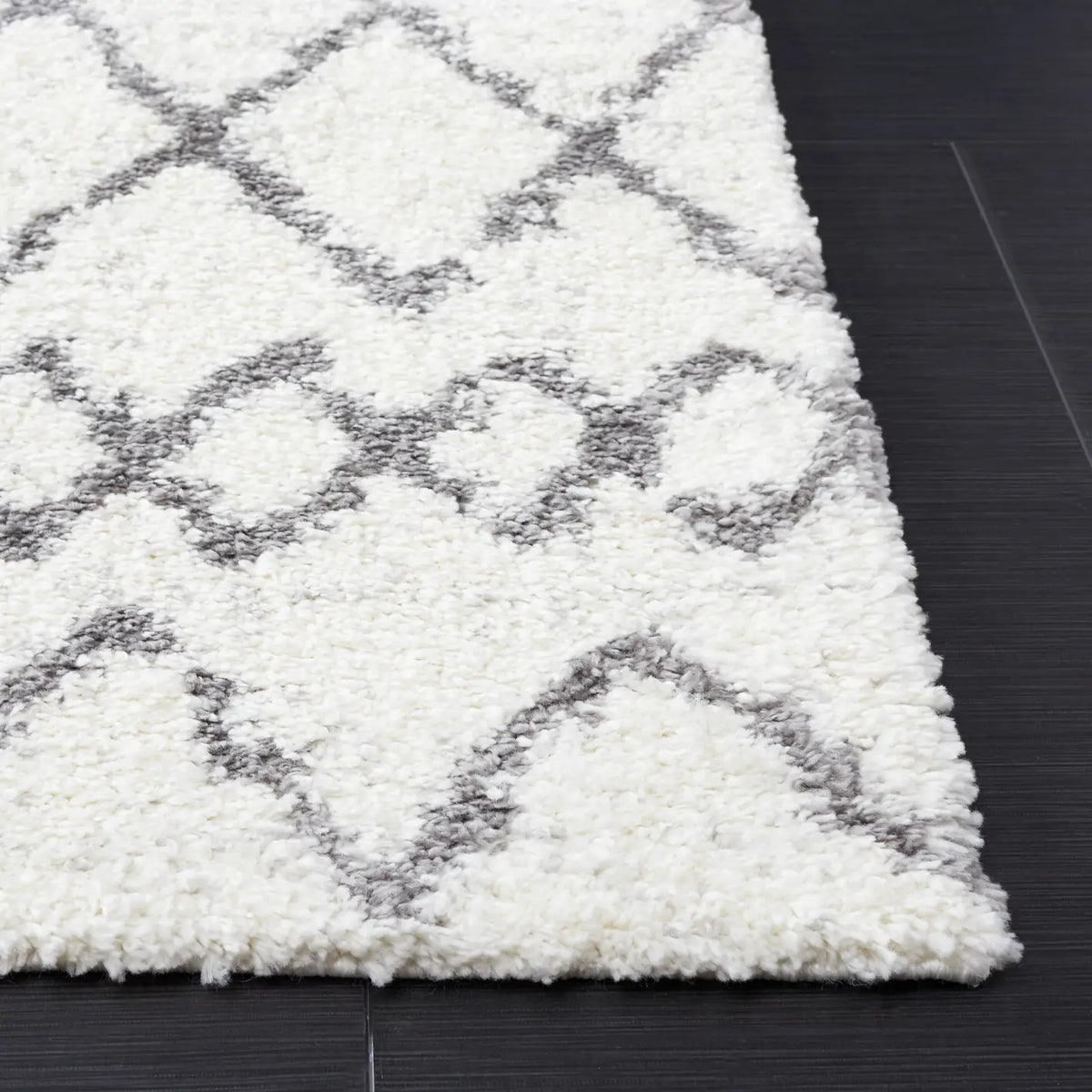 Safavieh Berber Shag 4'-0" x 6'-0" Rug in Ivory / Grey