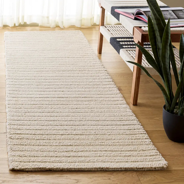 Safavieh Ebony 2'-3" x 8'-0" Rug in Ivory
