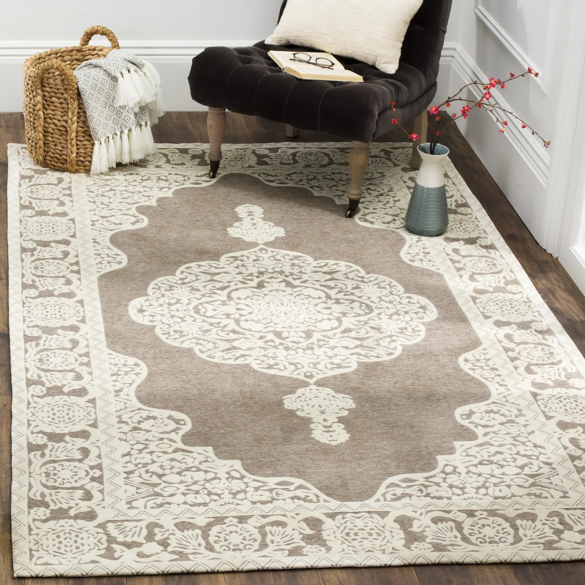 Safavieh Marbella 5'-0" x 8'-0" Rug in Light Grey / Ivory