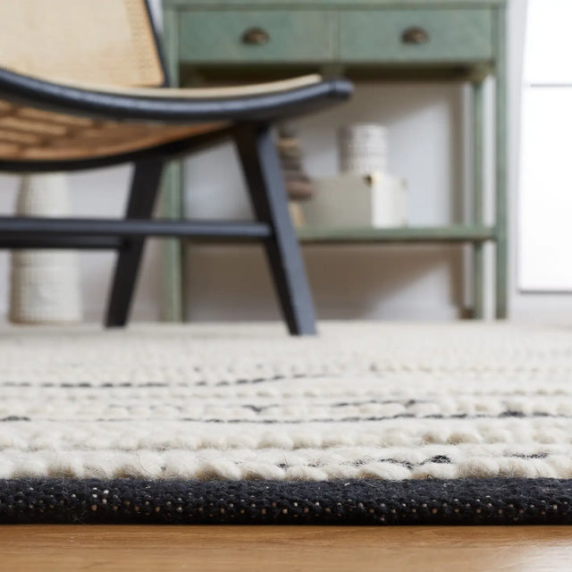 Safavieh Natura 4'-0" x 6'-0" Rug in Black / Ivory