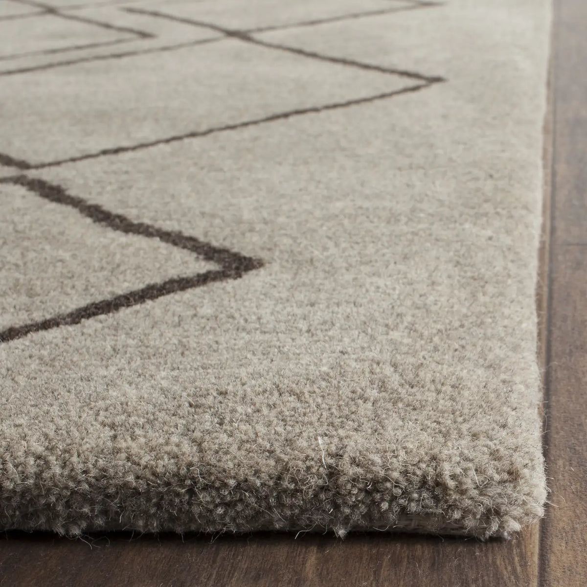 Safavieh Soho 2'-6" x 8'-0" Rug in Light Grey / Dark Grey