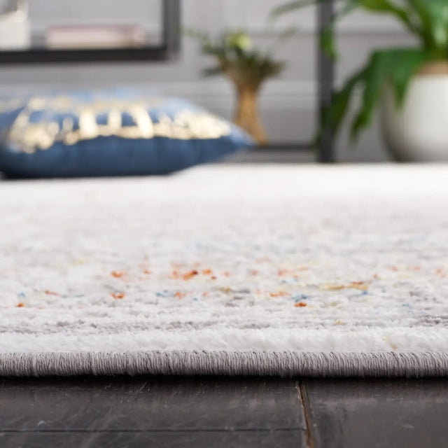 Safavieh Amelia 4'-5" x 6'-5" Rug in Grey / Light Grey