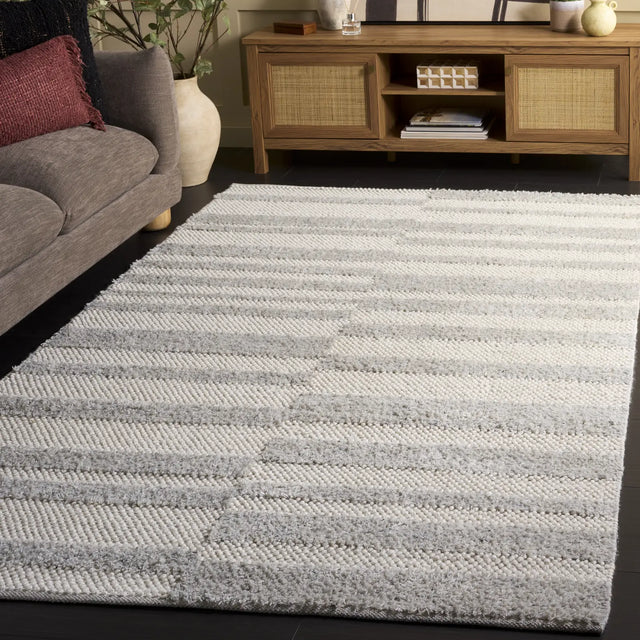 Safavieh Natura 4'-0" x 6'-0" Rug in Light Grey / Ivory