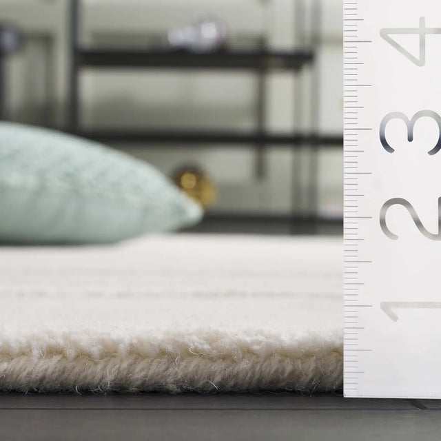 Safavieh Mykonos 4'-0" x 6'-0" Rug in Ivory