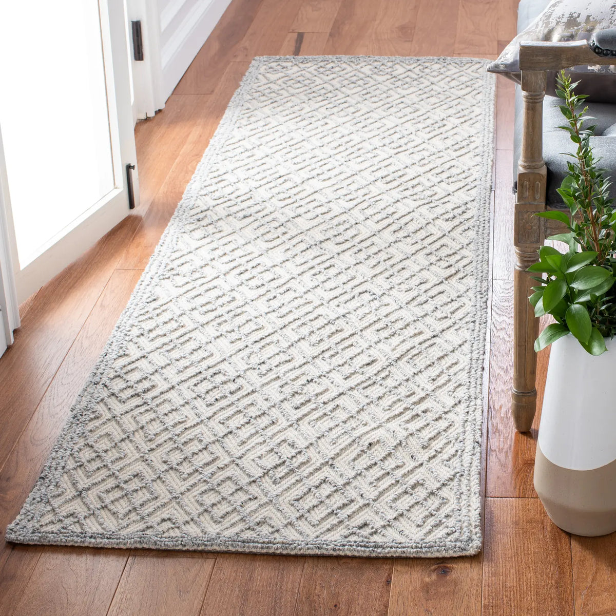 Safavieh Martha Stewart 2'-3" x 8'-0" Rug in Grey / Beige