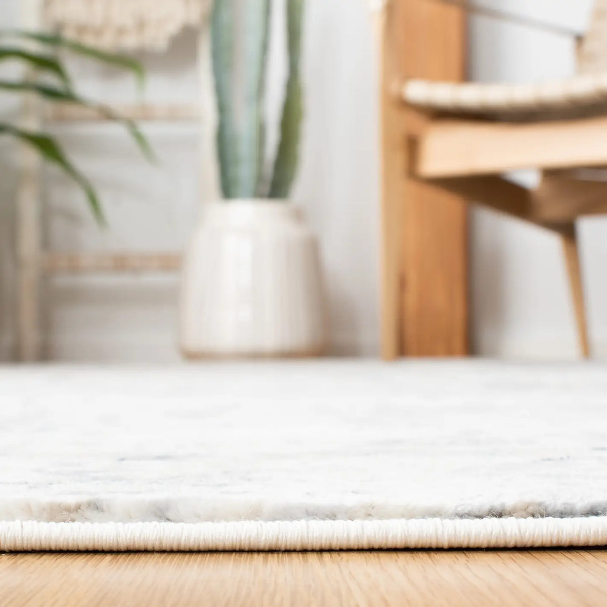 Safavieh Carnegie 4'-0" x 6'-0" Rug in Ivory / Navy