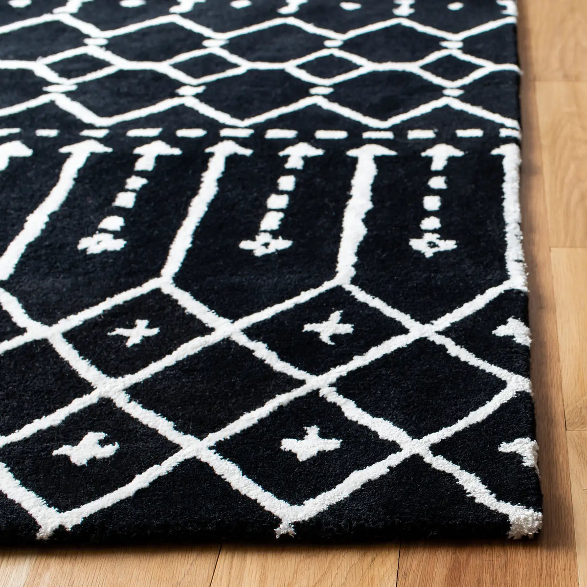 Safavieh Himalaya 4'-0" x 6'-0" Rug in Black / Ivory