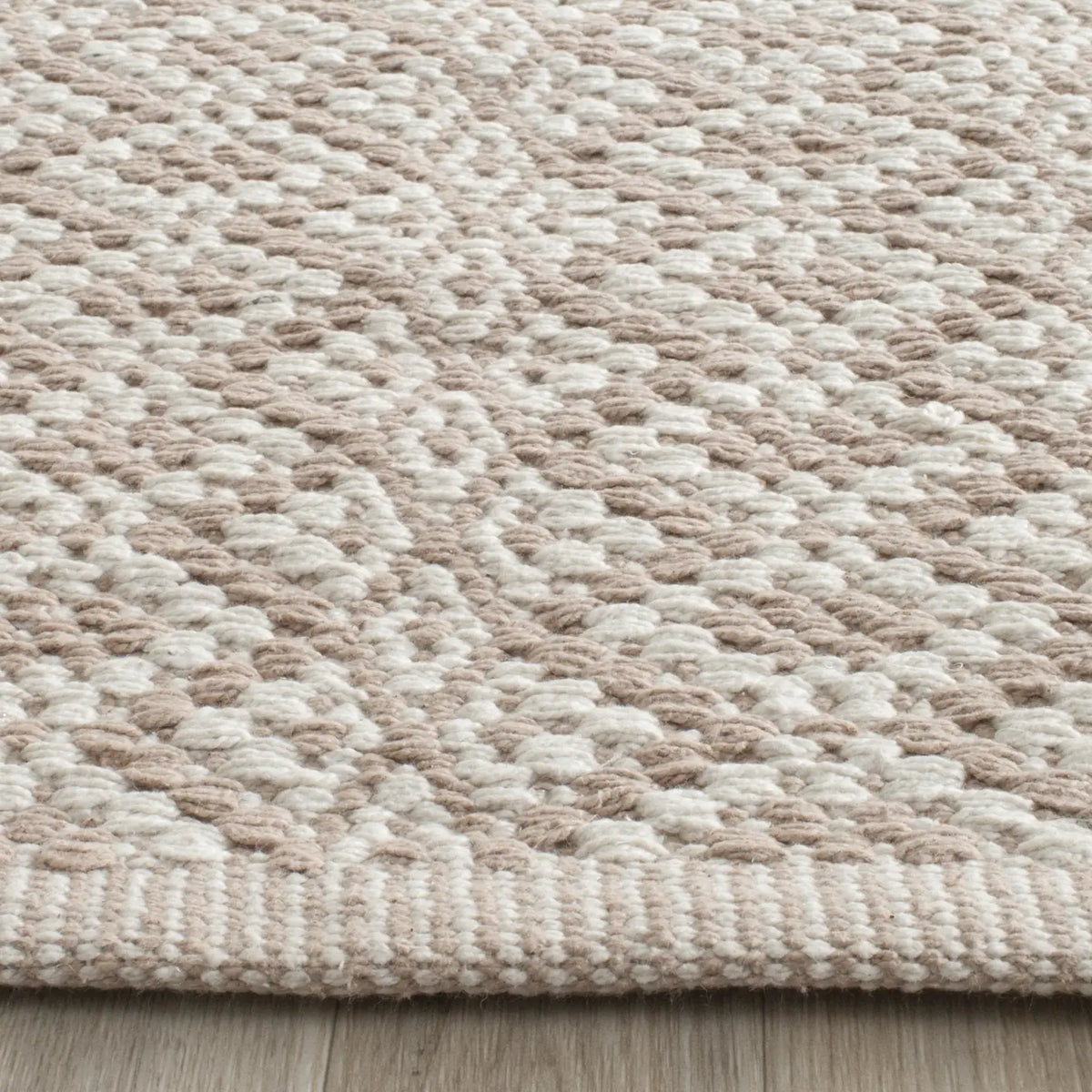Safavieh Montauk 2'-3" x 11'-0" Rug in Ivory / Beige