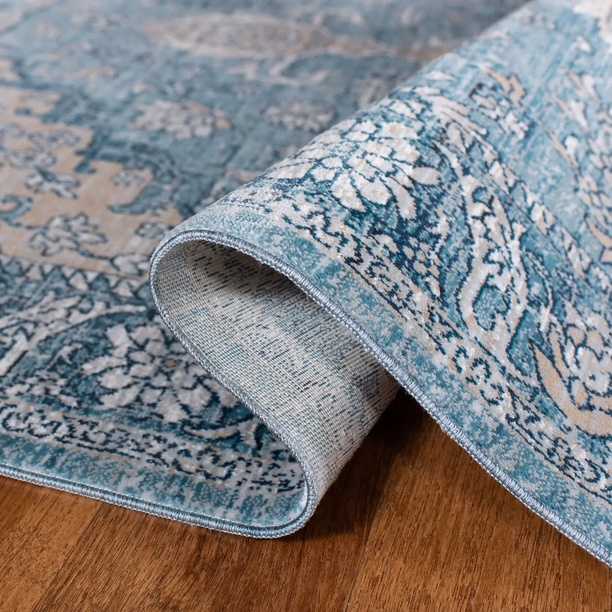 Safavieh Victoria 4'-0" x 6'-0" Rug in Blue / Grey