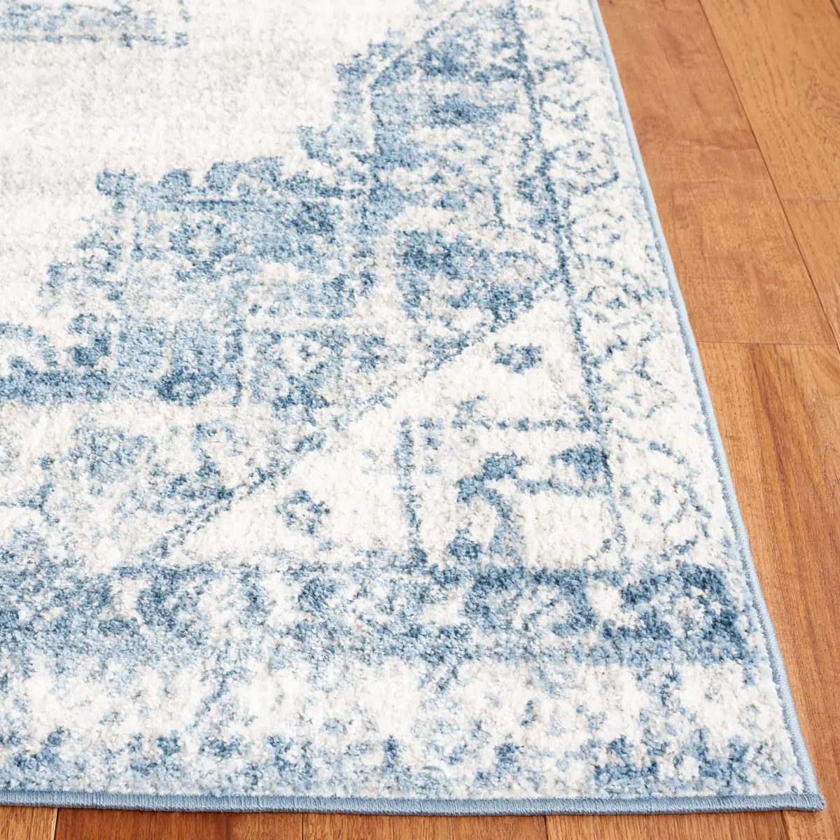Safavieh Layla 4'-5" x 6'-5" Rug in Ivory Grey / Blue