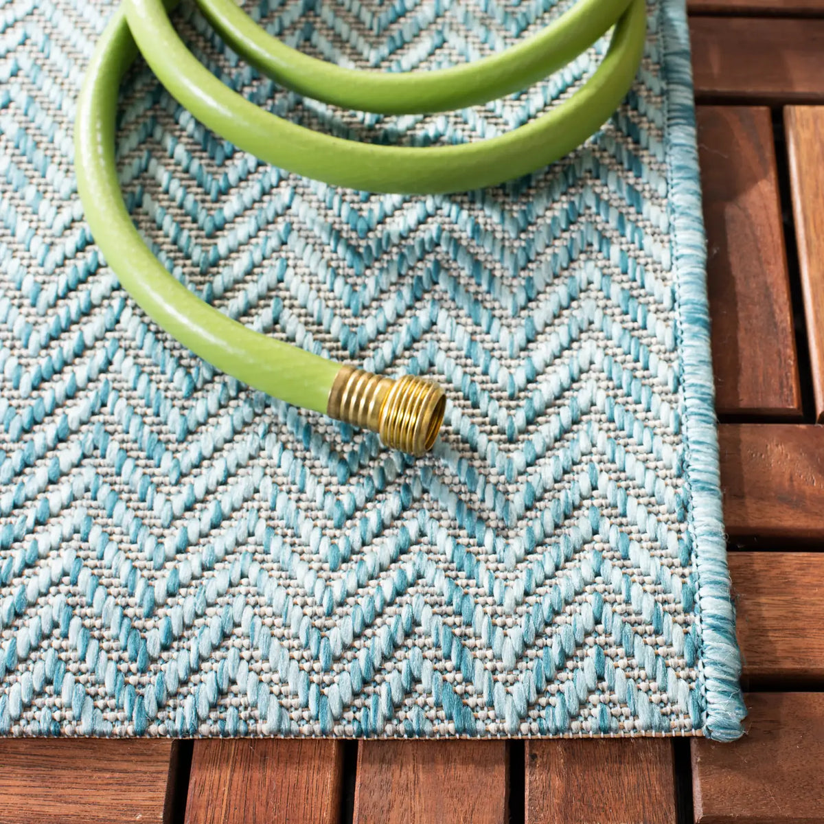Safavieh Courtyard 4'-0" x 5'-7" Rug in Aqua / Grey