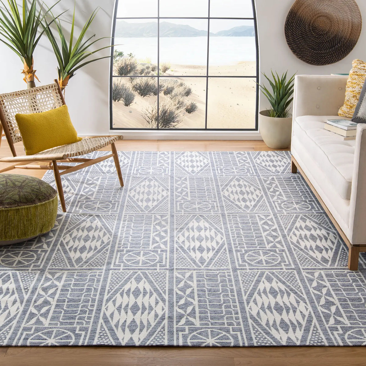 Safavieh Marbella 6'-0" x 9'-0" Rug in Blue / Ivory