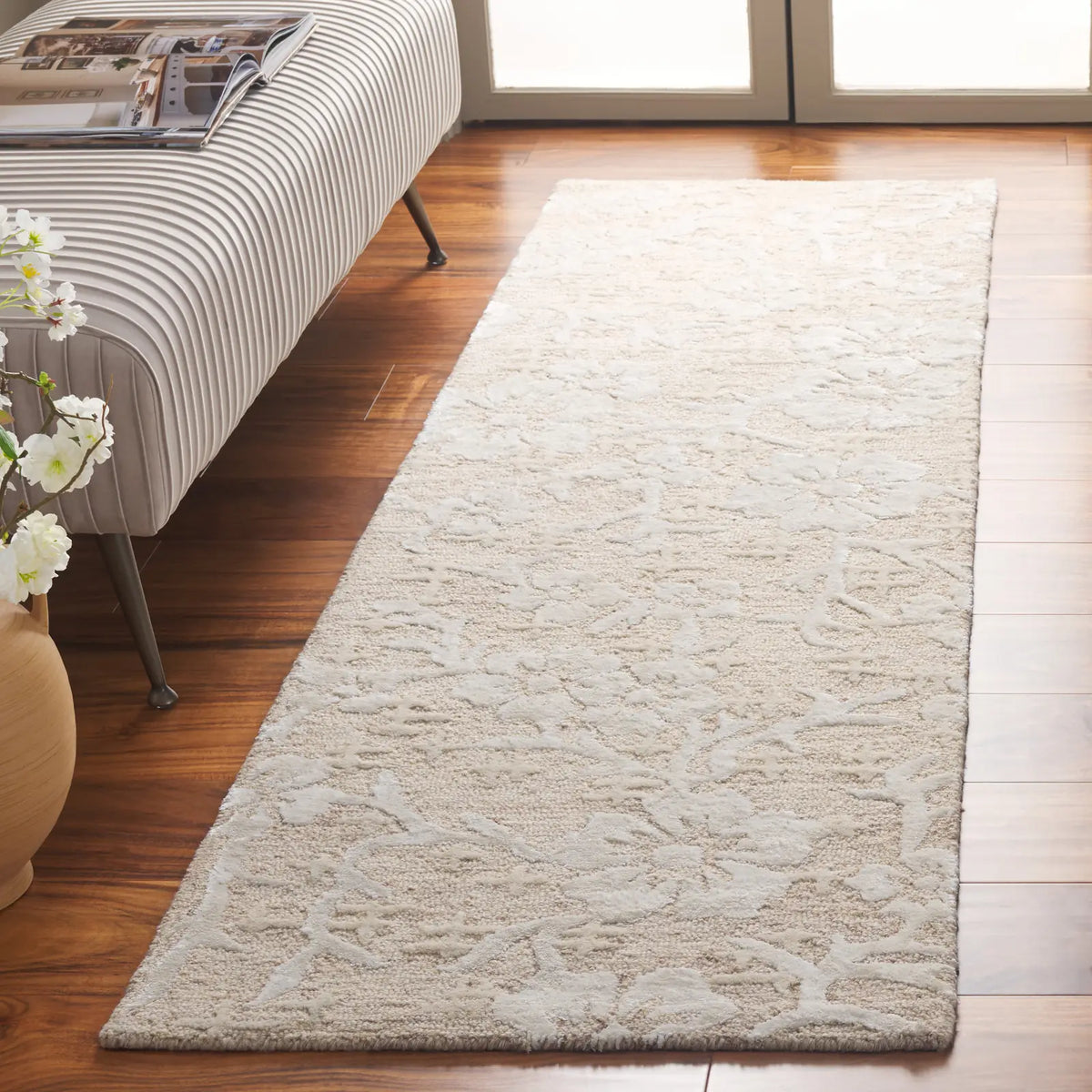 Safavieh Glamour 2'-3" x 8'-0" Rug in Beige / Ivory