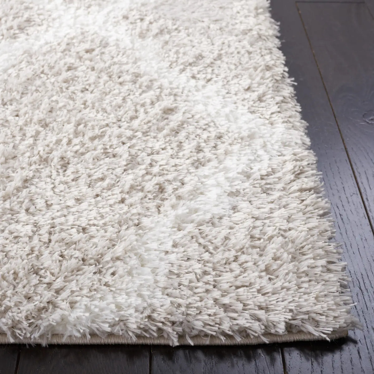 Safavieh Tahoe Shag 4'-0" x 6'-0" Rug in Silver / White
