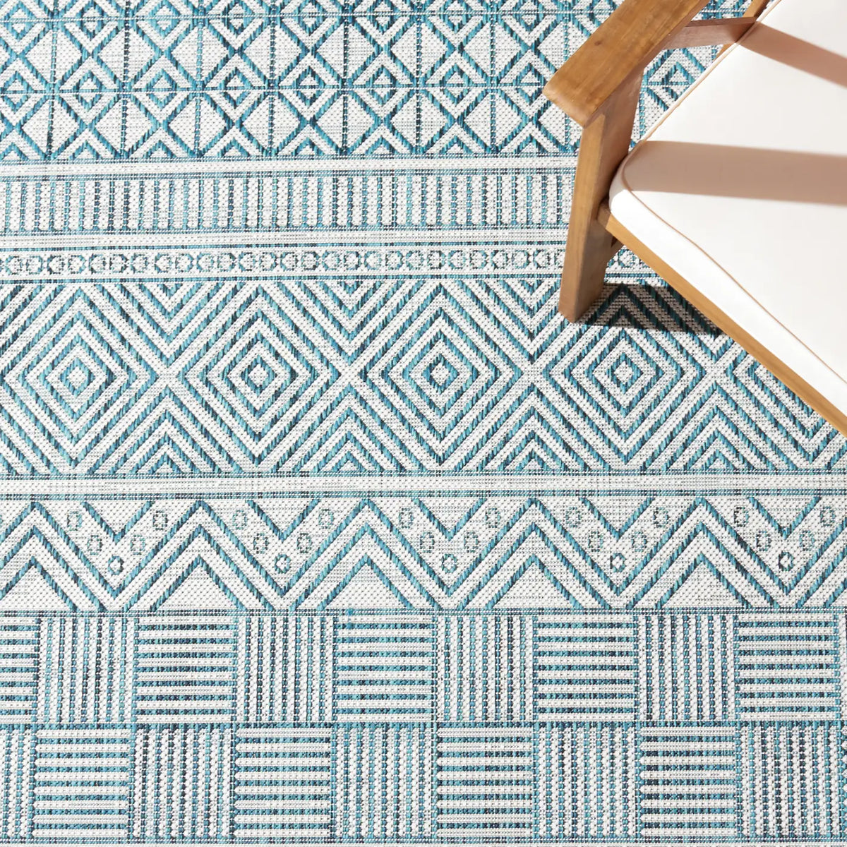Safavieh Courtyard 4'-0" x 5'-7" Rug in Ivory / Turquoise