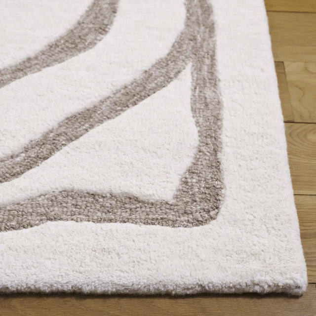 Safavieh Metro 4'-0" x 6'-0" Rug in Ivory / Grey