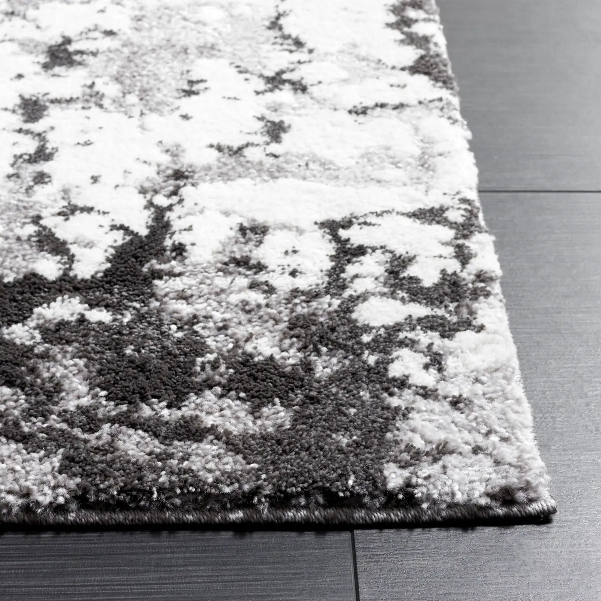 Safavieh Century 300 4'-5" x 6'-5" Rug in Grey / Ivory