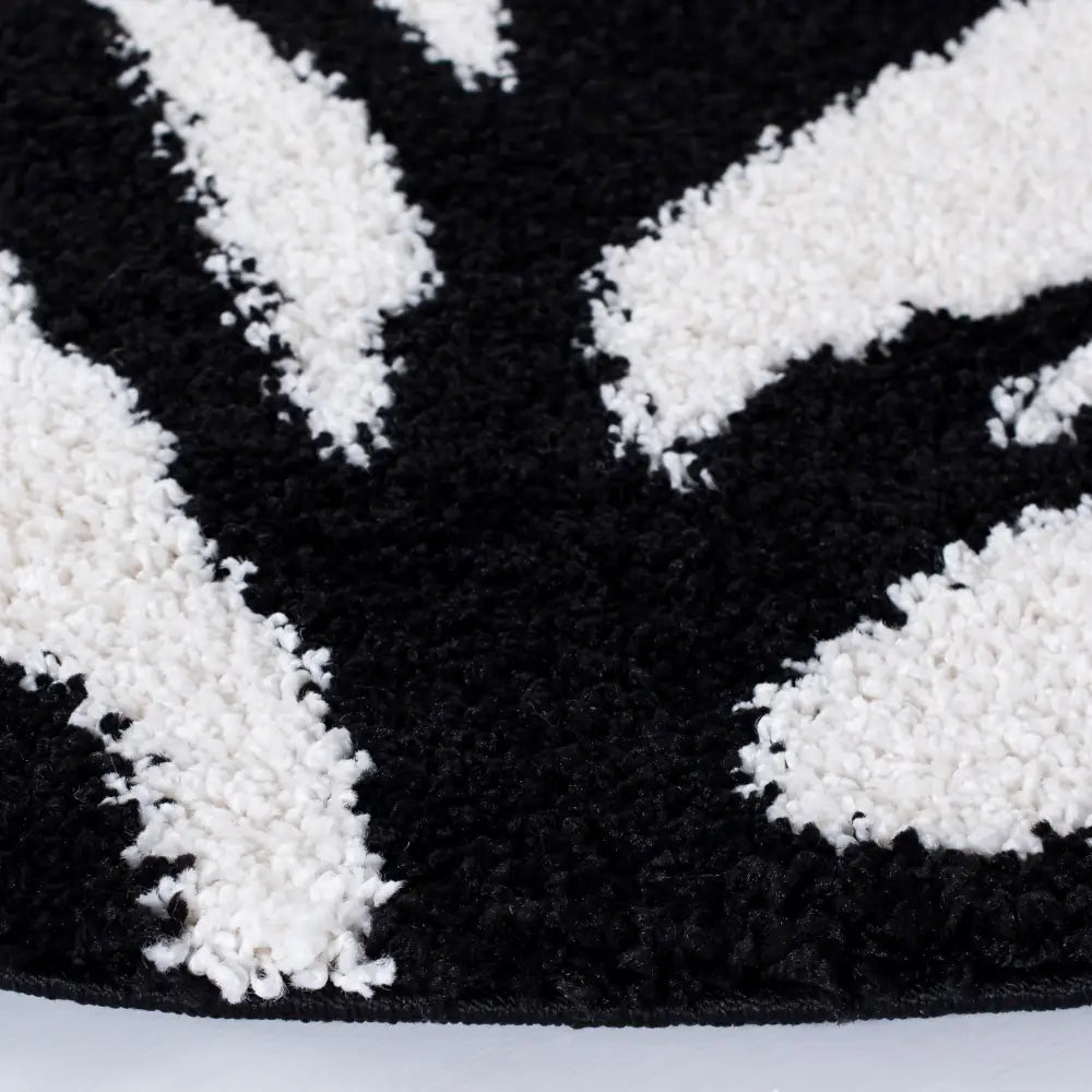 Safavieh Florida Shag 5'-0" x 5'-0" Rug in Ivory / Black