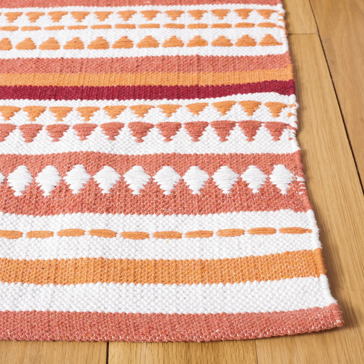 Safavieh Montauk 4'-0" x 6'-0" Rug in Orange / Ivory